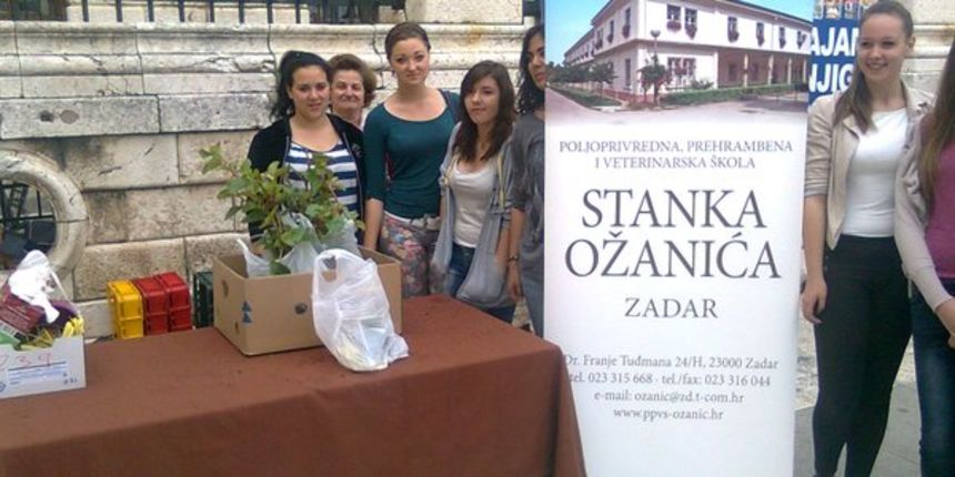 Učenici srednje škole “Stanko Ožanić” darivali sadnice za Majčin dan, foto: Radio Zadar