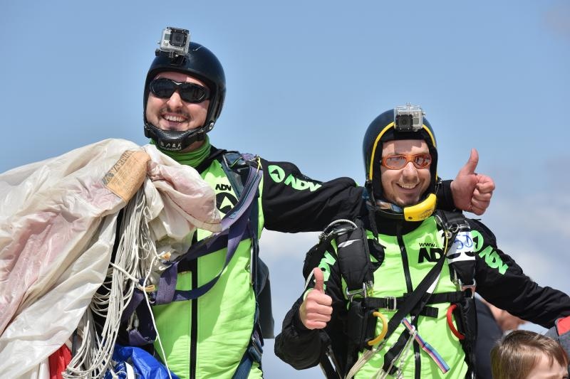 zadar – Povodom Dana zupanije na rivi je odrzan dio najavljenog aero mitinga. Padobranci Aerokluba Zadar izveli su skokove na Pozdravu suncu, dok je dio letackog programa oruzanih snaga otkazan. Photo: Dino Stanin/PIXSELL