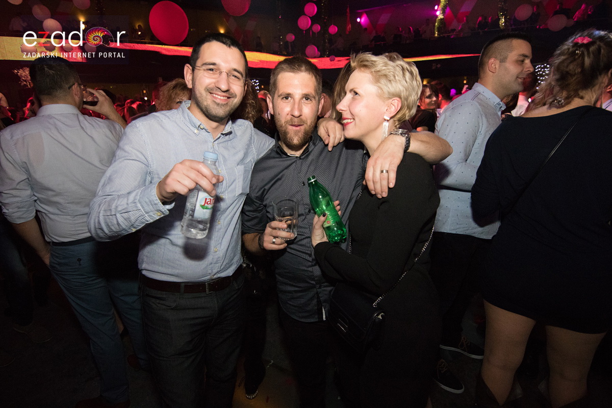 Ludnica u Saturnusu: Najbolji doček u svemiru i šire Ludnica u Saturnusu: Najbolji doček u svemiru i šire