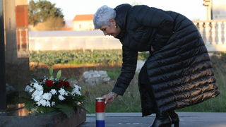 Zadar, 261111.
Parlamentarni izbori 2011.
Predsjednica HDZ-a Jadranka Kosor danas se u Skabrnji kod spomen-obiljezja poklonila vojnim i civilnim zrtvama Domovinskog rata, a potom je na Trgu dr. Franje Tudjmana odrzala predizborni govor i druzila se sa gra Zadar, 261111.
Parlamentarni izbori 2011.
Predsjednica HDZ-a Jadranka Kosor danas se u Skabrnji kod spomen-obiljezja poklonila vojnim i civilnim zrtvama Domovinskog rata, a potom je na Trgu dr. Franje Tudjmana odrzala predizborni govor i druzila se sa gra
