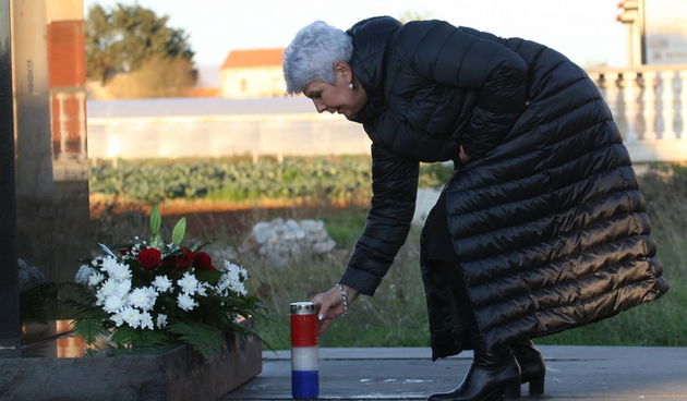 Zadar, 261111.
Parlamentarni izbori 2011.
Predsjednica HDZ-a Jadranka Kosor danas se u Skabrnji kod spomen-obiljezja poklonila vojnim i civilnim zrtvama Domovinskog rata, a potom je na Trgu dr. Franje Tudjmana odrzala predizborni govor i druzila se sa gra