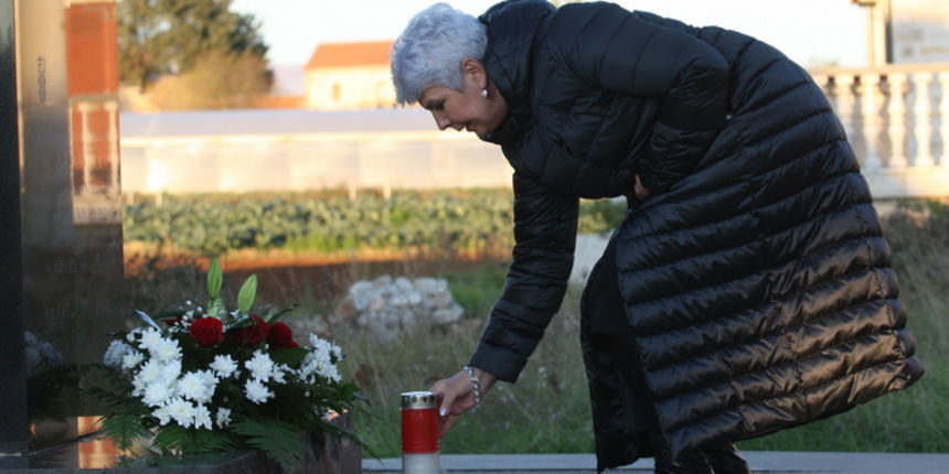 Zadar, 261111.
Parlamentarni izbori 2011.
Predsjednica HDZ-a Jadranka Kosor danas se u Skabrnji kod spomen-obiljezja poklonila vojnim i civilnim zrtvama Domovinskog rata, a potom je na Trgu dr. Franje Tudjmana odrzala predizborni govor i druzila se sa gra Zadar, 261111.
Parlamentarni izbori 2011.
Predsjednica HDZ-a Jadranka Kosor danas se u Skabrnji kod spomen-obiljezja poklonila vojnim i civilnim zrtvama Domovinskog rata, a potom je na Trgu dr. Franje Tudjmana odrzala predizborni govor i druzila se sa gra