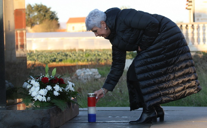 Zadar, 261111.
Parlamentarni izbori 2011.
Predsjednica HDZ-a Jadranka Kosor danas se u Skabrnji kod spomen-obiljezja poklonila vojnim i civilnim zrtvama Domovinskog rata, a potom je na Trgu dr. Franje Tudjmana odrzala predizborni govor i druzila se sa gra Zadar, 261111.
Parlamentarni izbori 2011.
Predsjednica HDZ-a Jadranka Kosor danas se u Skabrnji kod spomen-obiljezja poklonila vojnim i civilnim zrtvama Domovinskog rata, a potom je na Trgu dr. Franje Tudjmana odrzala predizborni govor i druzila se sa gra