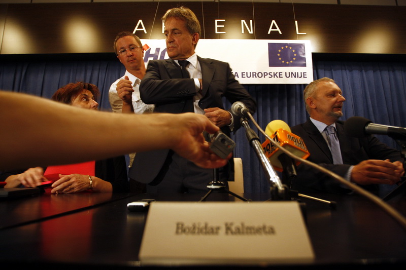 Zadar, 080811.
Javna tribina u clubu Arsenal o Hrvatskoj kao 28-oj clanici EU, u organizaciji zadarskog HDZ-a – govore ministri Davor Bozinovic i Martina Dalic. Na tribini su bili i ministar Bozidar Kalmeta, Vladimir Seks te mnogobrojni saborski zastupnic Zadar, 080811.
Javna tribina u clubu Arsenal o Hrvatskoj kao 28-oj clanici EU, u organizaciji zadarskog HDZ-a – govore ministri Davor Bozinovic i Martina Dalic. Na tribini su bili i ministar Bozidar Kalmeta, Vladimir Seks te mnogobrojni saborski zastupnic