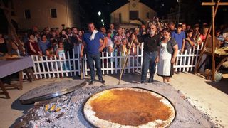 28.07.2013., Benkovac – Benkovacki prisnac je vec odavno puno vise od obicnog jela, autohtona delicija Bukovice i Ravnih kotara, jednostavna, a opet tako dobra. Stoljecima se sprema na ovim prostorima i jedno je od najprepoznatljivijih jela ovoga kraja. 28.07.2013., Benkovac – Benkovacki prisnac je vec odavno puno vise od obicnog jela, autohtona delicija Bukovice i Ravnih kotara, jednostavna, a opet tako dobra. Stoljecima se sprema na ovim prostorima i jedno je od najprepoznatljivijih jela ovoga kraja.