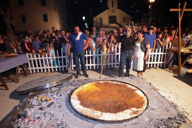 28.07.2013., Benkovac – Benkovacki prisnac je vec odavno puno vise od obicnog jela, autohtona delicija Bukovice i Ravnih kotara, jednostavna, a opet tako dobra. Stoljecima se sprema na ovim prostorima i jedno je od najprepoznatljivijih jela ovoga kraja. 28.07.2013., Benkovac – Benkovacki prisnac je vec odavno puno vise od obicnog jela, autohtona delicija Bukovice i Ravnih kotara, jednostavna, a opet tako dobra. Stoljecima se sprema na ovim prostorima i jedno je od najprepoznatljivijih jela ovoga kraja.