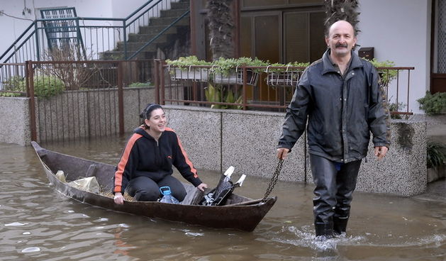 Metkovic, 100110.
Poplave na desnoj strani Metkovica.
Stanovnici Zagrebacke ulice i Crnog puta vec se tri dana vrecama pijeska i motornim pumpama bore s vodom koja je poplavila njihova prizemlja i okucnice.
Na fotografiji: Trupica je jedino prijevozno sre