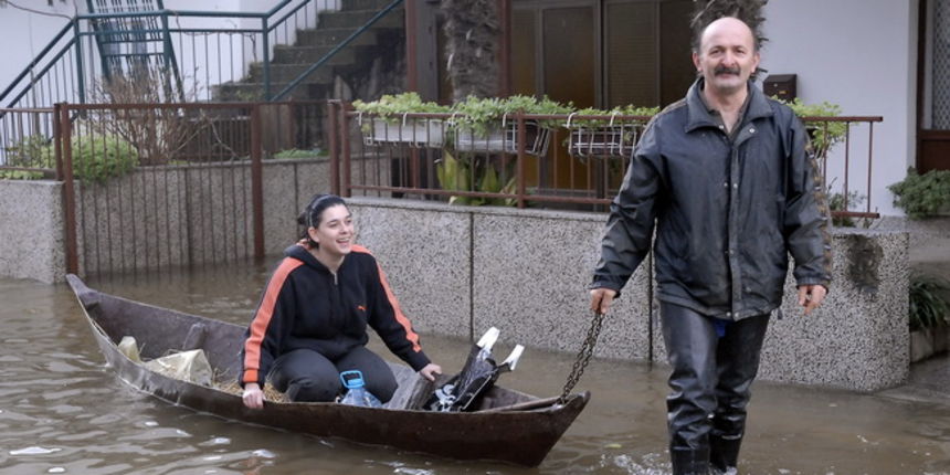 Metkovic, 100110.
Poplave na desnoj strani Metkovica.
Stanovnici Zagrebacke ulice i Crnog puta vec se tri dana vrecama pijeska i motornim pumpama bore s vodom koja je poplavila njihova prizemlja i okucnice.
Na fotografiji: Trupica je jedino prijevozno sre Metkovic, 100110.
Poplave na desnoj strani Metkovica.
Stanovnici Zagrebacke ulice i Crnog puta vec se tri dana vrecama pijeska i motornim pumpama bore s vodom koja je poplavila njihova prizemlja i okucnice.
Na fotografiji: Trupica je jedino prijevozno sre