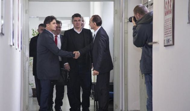 Zagreb – Premijer Zoran Milanovic u pratnji ministara Miranda Mrsica i Branka Grcica sastao se u Radnickom domu s predstavnicima Saveza samostalnih sindikata Hrvatske. Zoran Milanovic, Branko Grcic, Mirando Mrsic, Mladen Novosel. Photo: Davor Puklavec/PIX
