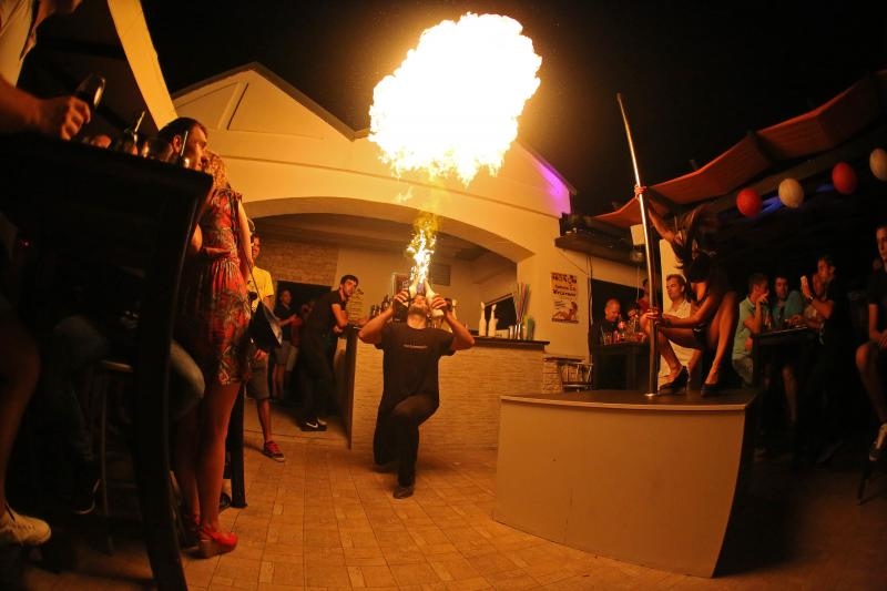 Opis  02.08.2014., Zadar – Playboy party turneja nastavila se i u Zadru u klubu Mango gdje su atraktivne plesacice uljepsale vecer mnogih gostiju. Photo: Filip Brala/PIXSELL Autor  Filip Brala/PIXSELL Ključne riječi  party, stranka, playboy, Mango, ljeto