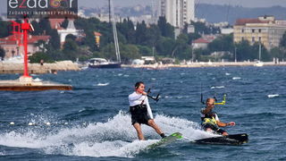 Guštanje surfera u jakom jugu Guštanje surfera u jakom jugu
