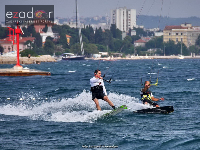 Guštanje surfera u jakom jugu Guštanje surfera u jakom jugu
