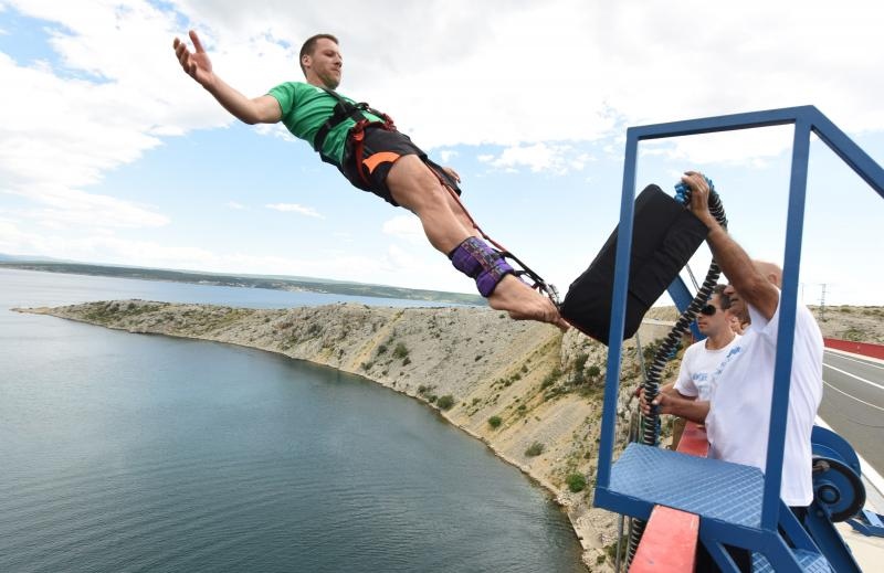 Mario Možnik otvorio bungee jumping sezonu na Masleničkom mostu, Photo: Hrvoje Jelavic/PIXSELL