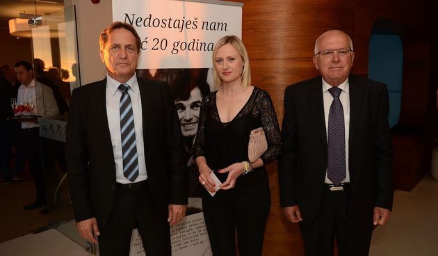 Hrvatska se sjeća košarkaške legende Krešimira Ćosića koji nas je prerano napustio prije 20 godina. Svečanom večerom u Falkensteinerovom hotelu Iadera u Petrčanima, obitelj Krešimira Ćosića – supruga Ljerka, kćerke Ana i Iva te sin Petar Krešimir, brojni