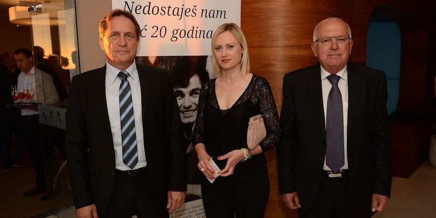 Hrvatska se sjeća košarkaške legende Krešimira Ćosića koji nas je prerano napustio prije 20 godina. Svečanom večerom u Falkensteinerovom hotelu Iadera u Petrčanima, obitelj Krešimira Ćosića – supruga Ljerka, kćerke Ana i Iva te sin Petar Krešimir, brojni Hrvatska se sjeća košarkaške legende Krešimira Ćosića koji nas je prerano napustio prije 20 godina. Svečanom večerom u Falkensteinerovom hotelu Iadera u Petrčanima, obitelj Krešimira Ćosića – supruga Ljerka, kćerke Ana i Iva te sin Petar Krešimir, brojni