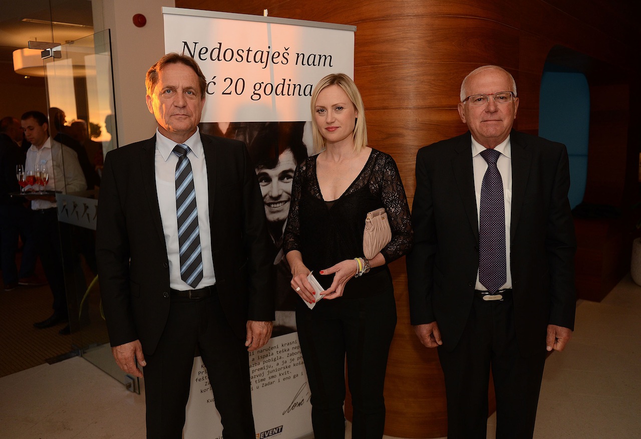 Hrvatska se sjeća košarkaške legende Krešimira Ćosića koji nas je prerano napustio prije 20 godina. Svečanom večerom u Falkensteinerovom hotelu Iadera u Petrčanima, obitelj Krešimira Ćosića – supruga Ljerka, kćerke Ana i Iva te sin Petar Krešimir, brojni Hrvatska se sjeća košarkaške legende Krešimira Ćosića koji nas je prerano napustio prije 20 godina. Svečanom večerom u Falkensteinerovom hotelu Iadera u Petrčanima, obitelj Krešimira Ćosića – supruga Ljerka, kćerke Ana i Iva te sin Petar Krešimir, brojni