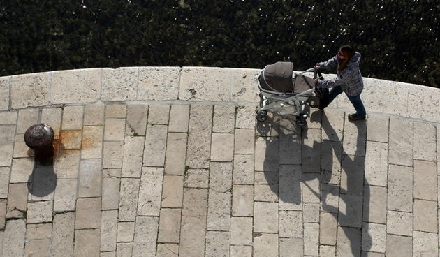 Zadar, 170212.
Lijepo i suncano vrijeme u Zadru. U Zadru je trenutno 10 stupnjeva sto je dovoljno ugodno za setnju rivom.
Foto : Andrija Lucic / CROPIX