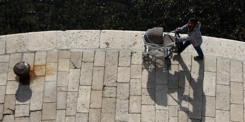 Zadar, 170212.
Lijepo i suncano vrijeme u Zadru. U Zadru je trenutno 10 stupnjeva sto je dovoljno ugodno za setnju rivom.
Foto : Andrija Lucic / CROPIX