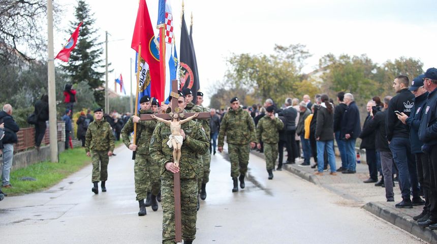 Škabrnja: Kolona sjećanja na 33. obljetnicu stradanja u Domovinskom ratu Škabrnja: Kolona sjećanja na 33. obljetnicu stradanja u Domovinskom ratu