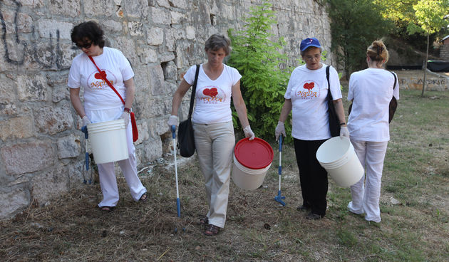 Udruga za suzbijanje zlouporabe droge Nada jutros je prikupljala infektivi otpada s plaze Kolovare – nakon sto se troje djece u zadnje vrijeme ubolo na narkomansku iglu.Do tada su prikupili narkomanski pribor na drugim poznatim lokacijama. Foto : Vladimir