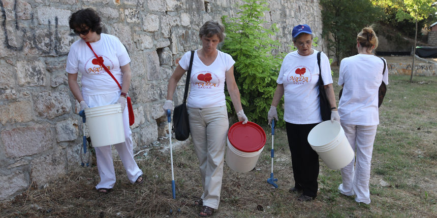 Udruga za suzbijanje zlouporabe droge Nada jutros je prikupljala infektivi otpada s plaze Kolovare – nakon sto se troje djece u zadnje vrijeme ubolo na narkomansku iglu.Do tada su prikupili narkomanski pribor na drugim poznatim lokacijama. Foto : Vladimir