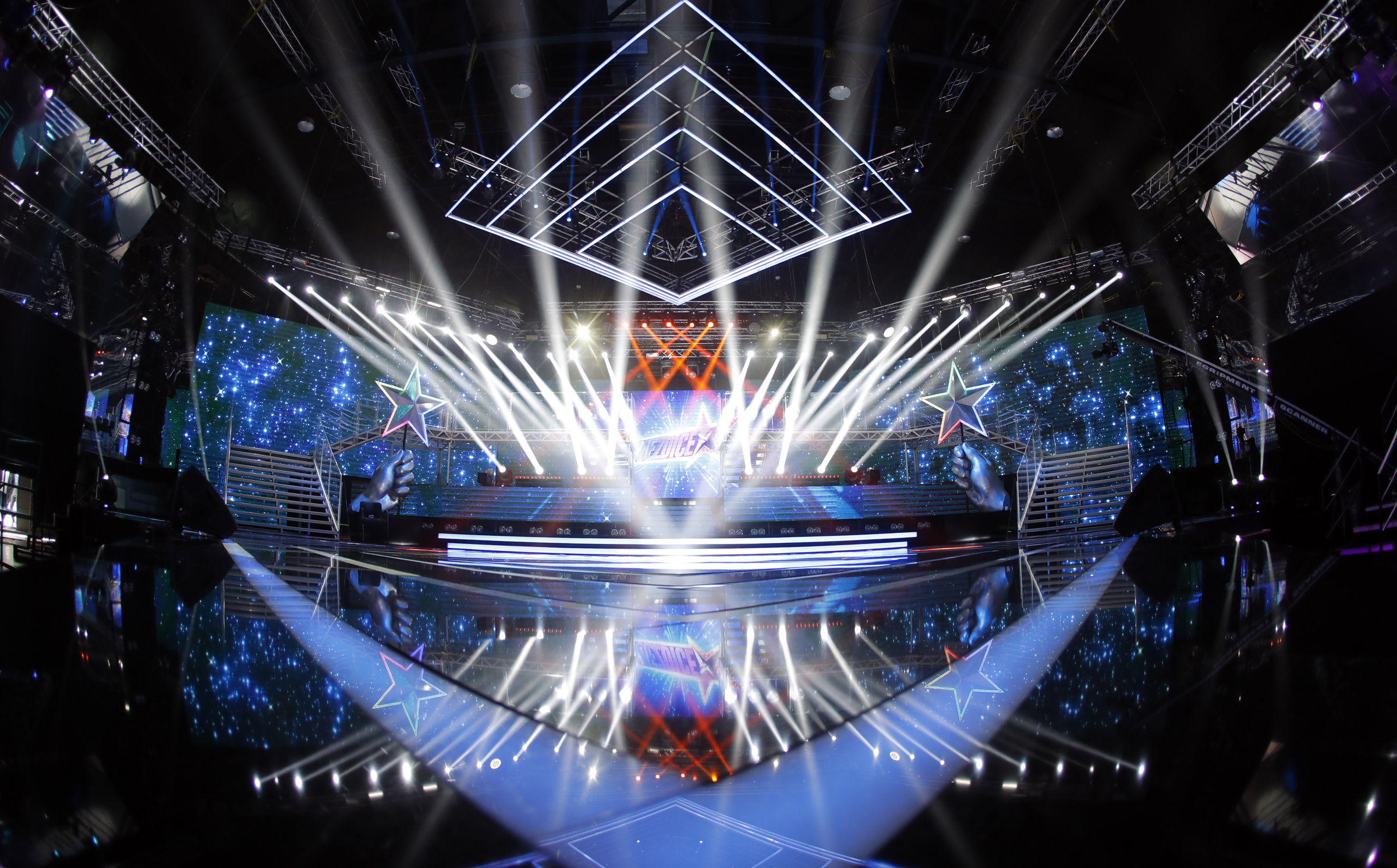 Osim ponešto promijenjene postave žirija i voditelja, nova sezona donosi i velike promjene u studiju. Gledatelji će nove ‘Zvjezdice’ pratiti na još većoj pozornici koja donosi raskošniju i još moderniju scenografiju i rasvjetu.