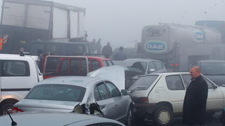 Zagreb, 161111.
Zagrebacka obilaznica, smjer istok, na mostu prije cvora Ivanja Reka, u jutrosnjoj magli oko 7 i 30 sati , sudarilo se dvadesetak automobila, a ozlijedjeno je vise osoba.
Foto: Goran Mehkek / Cropix