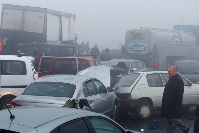 Zagreb, 161111.
Zagrebacka obilaznica, smjer istok, na mostu prije cvora Ivanja Reka, u jutrosnjoj magli oko 7 i 30 sati , sudarilo se dvadesetak automobila, a ozlijedjeno je vise osoba.
Foto: Goran Mehkek / Cropix