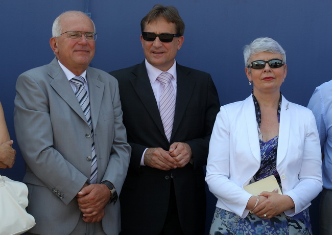 Zadar, 170710.
Jadranka Kosor pustila je u rad sustav za navodnavanje na poljoprivrednom podrucju Bastica.
Na slici: gradonacelnik Zadra Zvonimir Vrancic, ministar Bozidar kalmeta i Jadranka Kosor, predsjednica Vlade
Foto: Vladimir Ivanov / CROPIX