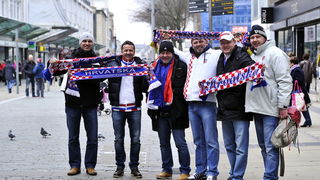 Swansea (Wales), 260313.
Swansea uoci kvalifikacijske utakmice za Svjetsko prvenstvo u Brazilu, 2014. godine, izmedju reprezentacija Walesa i Hrvatske.
Hrvatski navijaci u centru grada, prije vecerasnje nogometne utakmice .
Foto: Boris Kovacev / CROPIX