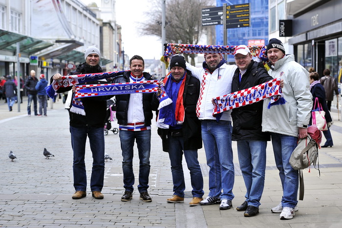 Swansea (Wales), 260313.
Swansea uoci kvalifikacijske utakmice za Svjetsko prvenstvo u Brazilu, 2014. godine, izmedju reprezentacija Walesa i Hrvatske.
Hrvatski navijaci u centru grada, prije vecerasnje nogometne utakmice .
Foto: Boris Kovacev / CROPIX
