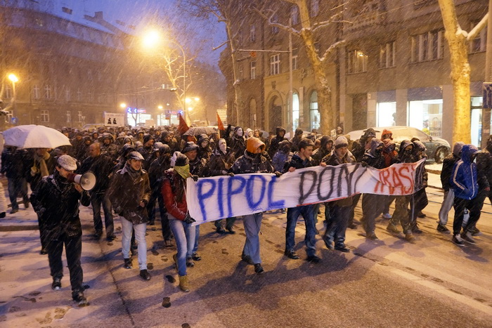 Zagreb, 220213.
Tristotinjak prosvjednika prosetalo je ulicama Zagreba u sklopu prosvjeda koji su organizirale skupine Occupy Croatia i Anonymous Hrvatska. U prosvjednoj setnji na nekoliko minuta zastali su uz zgrade Narodne banke, HDZ-a i SDP-a.
Na fotog Zagreb, 220213.
Tristotinjak prosvjednika prosetalo je ulicama Zagreba u sklopu prosvjeda koji su organizirale skupine Occupy Croatia i Anonymous Hrvatska. U prosvjednoj setnji na nekoliko minuta zastali su uz zgrade Narodne banke, HDZ-a i SDP-a.
Na fotog