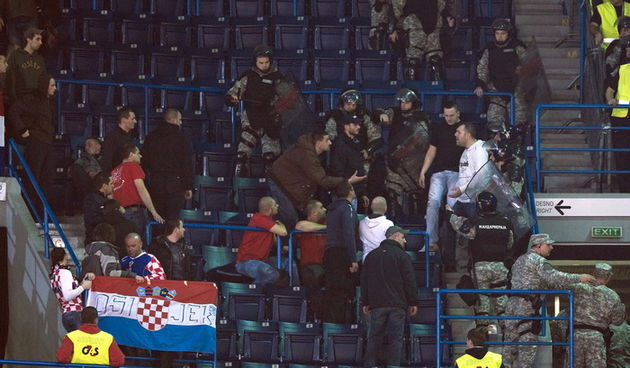 Beograd, 270112.
Arena Beograd.
10. Europsko prvenstvo u rukometu za muskarce.
Polufinalna utakmica izmedju Hrvatske i Srbije.
Na fotografiji: hrvatski i srpski navijaci u udaljeni nekoliko metara, policija sprijecava kontakt.
Foto: Ante Cizmic / CROPIX