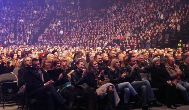 Tomislav Bralić i klape Intrade sinoć su održali koncert u prepunoj Spaladium areni u Splitu, foto: Tino Jurić/ PIXSELL