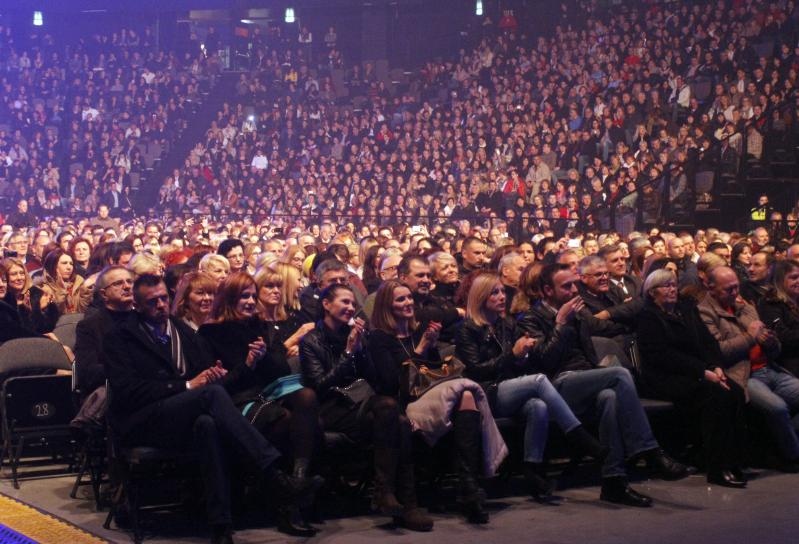 Tomislav Bralić i klape Intrade sinoć su održali koncert u prepunoj Spaladium areni u Splitu, foto: Tino Jurić/ PIXSELL Tomislav Bralić i klape Intrade sinoć su održali koncert u prepunoj Spaladium areni u Splitu, foto: Tino Jurić/ PIXSELL