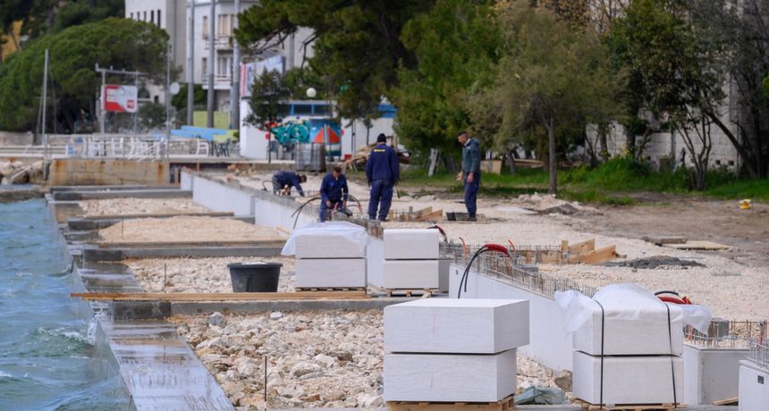 U sklopu prve faze uređenja plaže Kolovare u tijeku je postavljanje kamenih blokova U sklopu prve faze uređenja plaže Kolovare u tijeku je postavljanje kamenih blokova