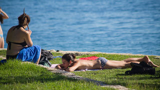 Kupanje na plaži Kolovare 8. listopada (foto:Saša Čuka)