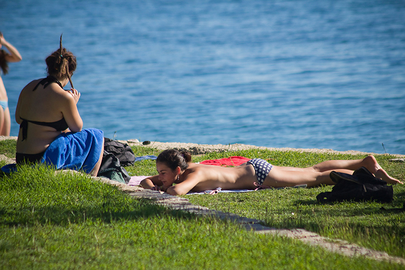 Kupanje na plaži Kolovare 8. listopada (foto:Saša Čuka)