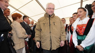 Biograd,130912.
Otvorenje 59. svjetskog prvenstva u oranju koje se odrzava u Jankolovici pokraj Biograda od 13.-15.09.2012.
Na fotografiji: dolazak predsjednika Josipovica.
Foto: Luka Gerlanc / CROPIX Biograd,130912.
Otvorenje 59. svjetskog prvenstva u oranju koje se odrzava u Jankolovici pokraj Biograda od 13.-15.09.2012.
Na fotografiji: dolazak predsjednika Josipovica.
Foto: Luka Gerlanc / CROPIX