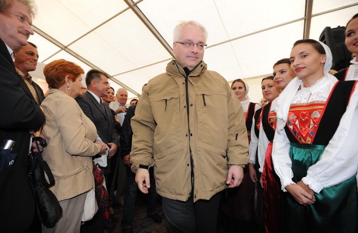 Biograd,130912.
Otvorenje 59. svjetskog prvenstva u oranju koje se odrzava u Jankolovici pokraj Biograda od 13.-15.09.2012.
Na fotografiji: dolazak predsjednika Josipovica.
Foto: Luka Gerlanc / CROPIX Biograd,130912.
Otvorenje 59. svjetskog prvenstva u oranju koje se odrzava u Jankolovici pokraj Biograda od 13.-15.09.2012.
Na fotografiji: dolazak predsjednika Josipovica.
Foto: Luka Gerlanc / CROPIX