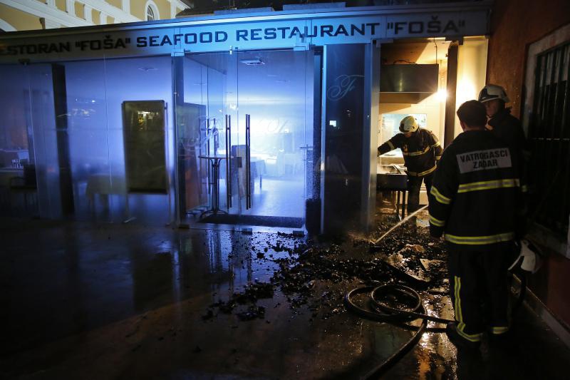 Vatrogasci na intervenciji u Restoranu Foša, Foto: Filip Brala/PIXSELL
