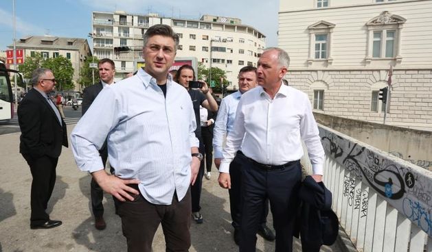 Predsjednik Vlade Republike Hrvatske Andrej Plenkovic u posjeti Splitu susreo se sa celnicima Gradske i Zupanijske organizacije HDZ-a te je prosetao s kandidatom za gradonacelnika, Androm Krstulovicem Oparom.