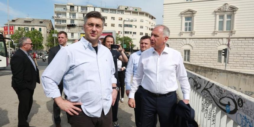 Predsjednik Vlade Republike Hrvatske Andrej Plenkovic u posjeti Splitu susreo se sa celnicima Gradske i Zupanijske organizacije HDZ-a te je prosetao s kandidatom za gradonacelnika, Androm Krstulovicem Oparom.