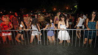 Split, 200810.
Koncert “Funk on the beach” u cast preminulog Dina Dvornika odrzan je na plazi Bacvice u organizaciji Deana Dvornika. Koncert je kasnio dva sata, dok je vise od 6 tisuca poklonika Dina Dvornika cekalo pocetak.
Foto: Duje Klaric / CROPIX Split, 200810.
Koncert “Funk on the beach” u cast preminulog Dina Dvornika odrzan je na plazi Bacvice u organizaciji Deana Dvornika. Koncert je kasnio dva sata, dok je vise od 6 tisuca poklonika Dina Dvornika cekalo pocetak.
Foto: Duje Klaric / CROPIX