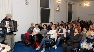 Nekoliko fotografija s književne večeri s Damirom Karakašem. Danas je poznat i priznat hrvatski autor, a nekad je preživljavao na ulicama Pariza svirajući harmoniku…(FOTO: gkzd.hr) Nekoliko fotografija s književne večeri s Damirom Karakašem. Danas je poznat i priznat hrvatski autor, a nekad je preživljavao na ulicama Pariza svirajući harmoniku…(FOTO: gkzd.hr)