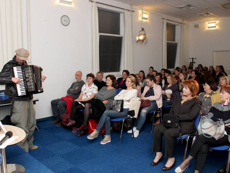 Nekoliko fotografija s književne večeri s Damirom Karakašem. Danas je poznat i priznat hrvatski autor, a nekad je preživljavao na ulicama Pariza svirajući harmoniku…(FOTO: gkzd.hr) Nekoliko fotografija s književne večeri s Damirom Karakašem. Danas je poznat i priznat hrvatski autor, a nekad je preživljavao na ulicama Pariza svirajući harmoniku…(FOTO: gkzd.hr)