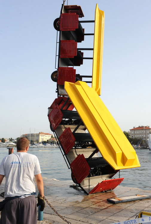 Zadar, 040911.
U noci sa subote na nedjelju nepoznata osoba ukrala je vlakic koji sluzi za turisticko razgledavanje grada i odvezla se s njim u more. Ocevid je u tjeku.
Na fotografiji : vadjenje vlaka iz mora.
Foto: Andrija Lucic / CROPIX Zadar, 040911.
U noci sa subote na nedjelju nepoznata osoba ukrala je vlakic koji sluzi za turisticko razgledavanje grada i odvezla se s njim u more. Ocevid je u tjeku.
Na fotografiji : vadjenje vlaka iz mora.
Foto: Andrija Lucic / CROPIX