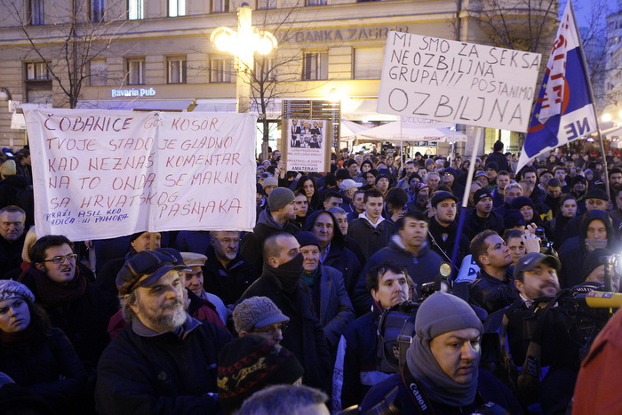 Zagreb, 040311.
Peti po redu, protuvladin prosvjed tzv. facebook grupe zapocinje veceras na Cvjetnom trgu.
Na fotografiji: Prosvjednici.
Foto: Davor Pongracic / CROPIX Zagreb, 040311.
Peti po redu, protuvladin prosvjed tzv. facebook grupe zapocinje veceras na Cvjetnom trgu.
Na fotografiji: Prosvjednici.
Foto: Davor Pongracic / CROPIX