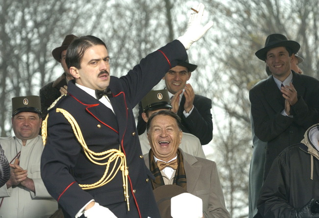 Beograd,071209.
Miroslav Ciro Blazevic na snimanju filma Montevideo bog te video, koji rezira Dragan Bjelogrlic. Radnja filma smjestena je u 1930. godinu i kvalifikacijsku utakmicu za odlazak na Svjetsko nogometno prvenstvo koje se odrazalo u Urugvaj.
Fot