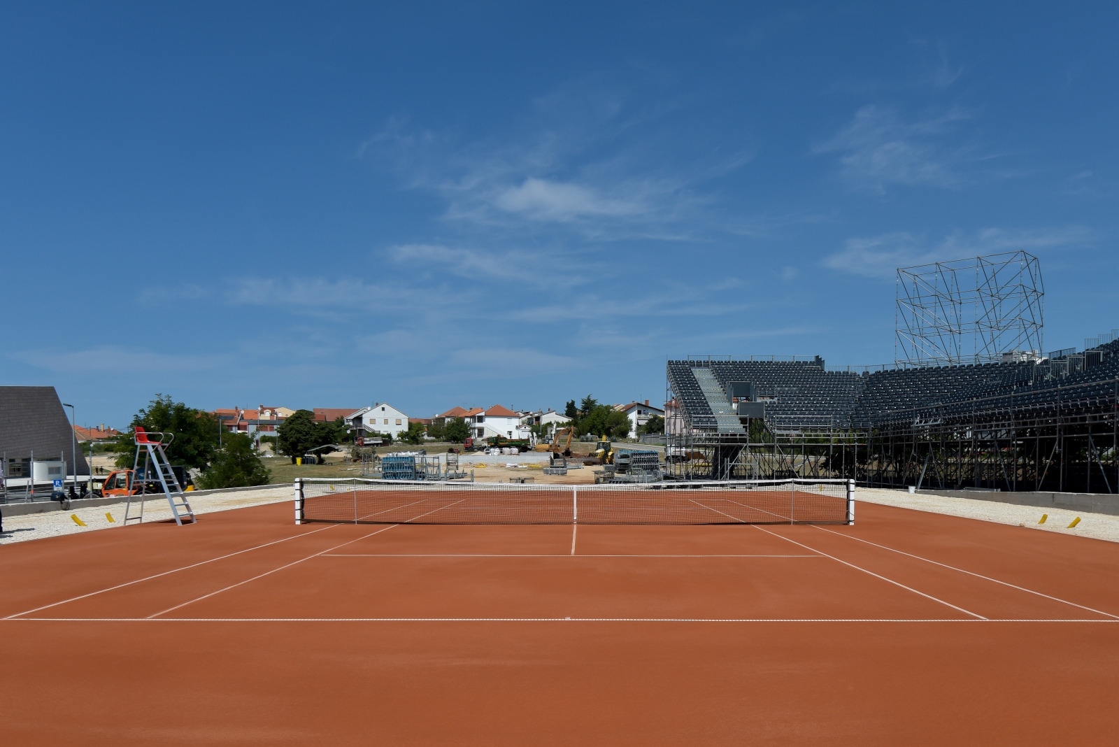Pri kraju radovi na montažnim tribinama teniskog terena u SC Višnjik